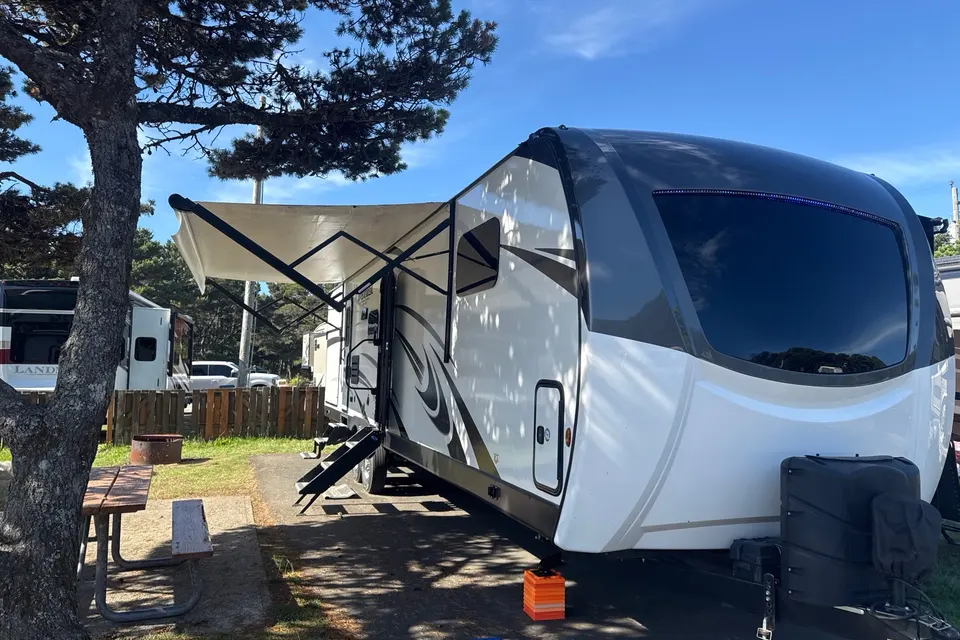 SportTrek Grand Touring Editioni Luxury 343VBH Travel Trailer