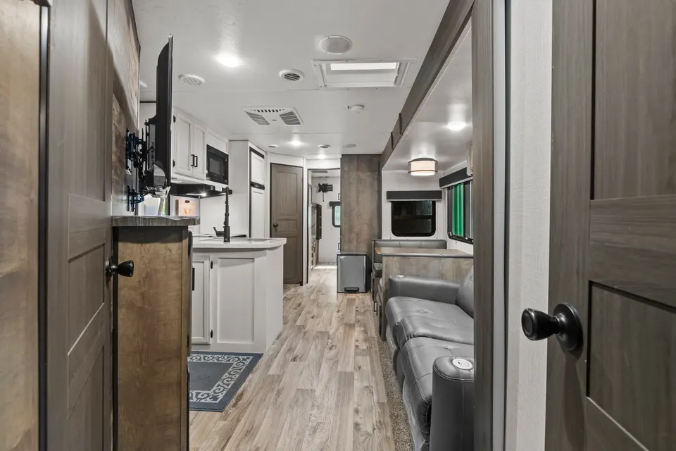 SportTrek Grand Touring Editioni Luxury 343VBH Travel Trailer