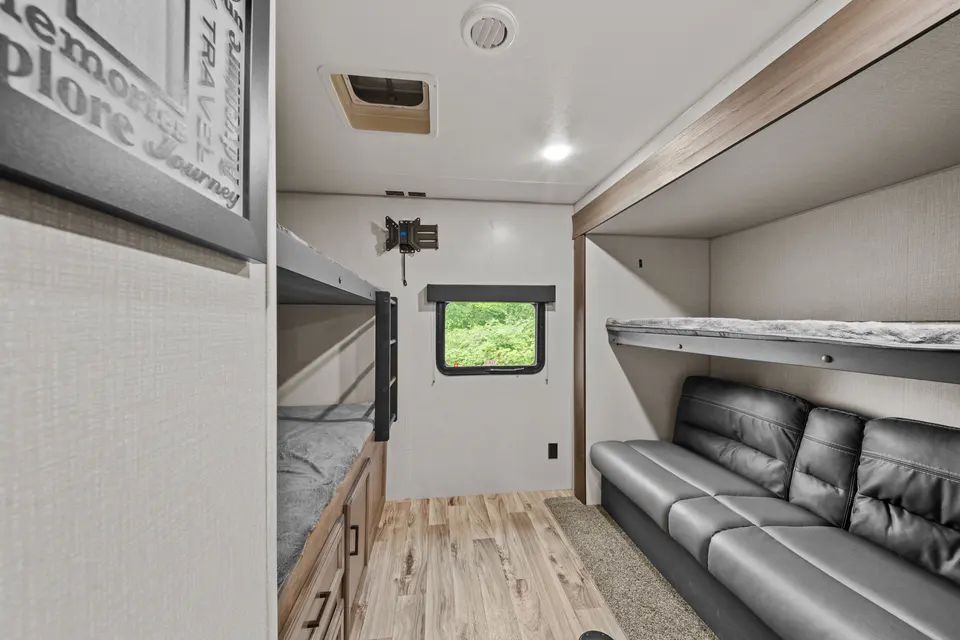 SportTrek Grand Touring Editioni Luxury 343VBH Travel Trailer