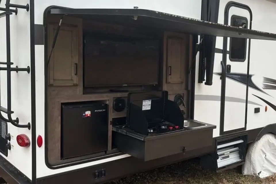 SportTrek Grand Touring Editioni Luxury 343VBH Travel Trailer