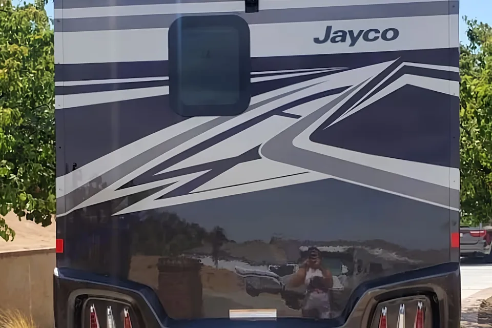 Luxury 2022 Mercedes Jayco Melbourne Prestige (Pet Friendly) WiFi, Exclusive Features