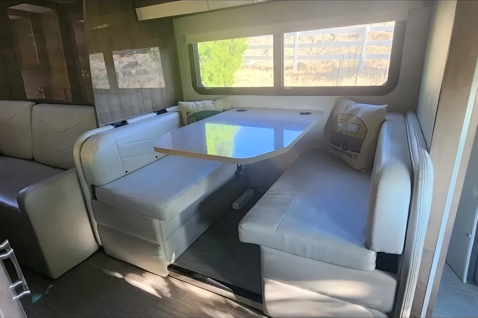 Luxury 2022 Mercedes Jayco Melbourne Prestige (Pet Friendly) WiFi, Exclusive Features