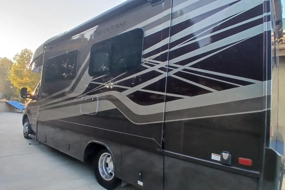 Luxury 2022 Mercedes Jayco Melbourne Prestige (Pet Friendly) WiFi, Exclusive Features