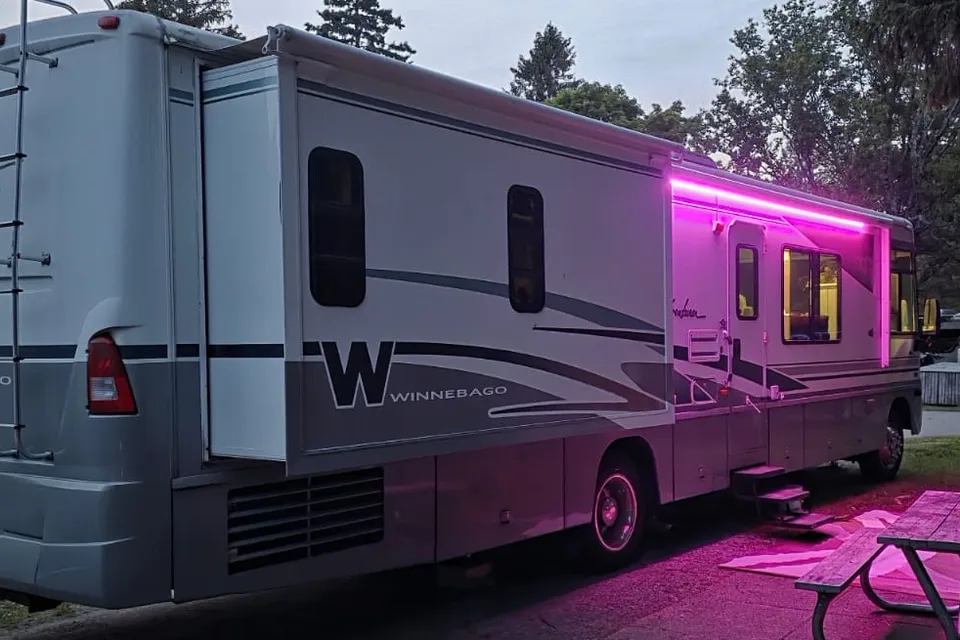 Les's Winnebago Adventurer Class A