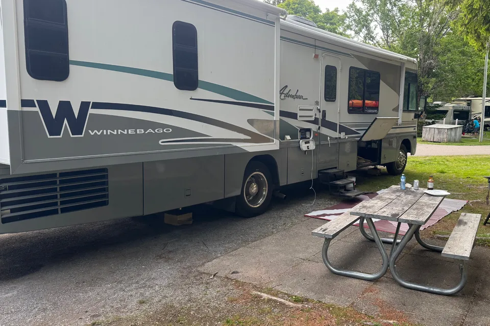 Les's Winnebago Adventurer Class A