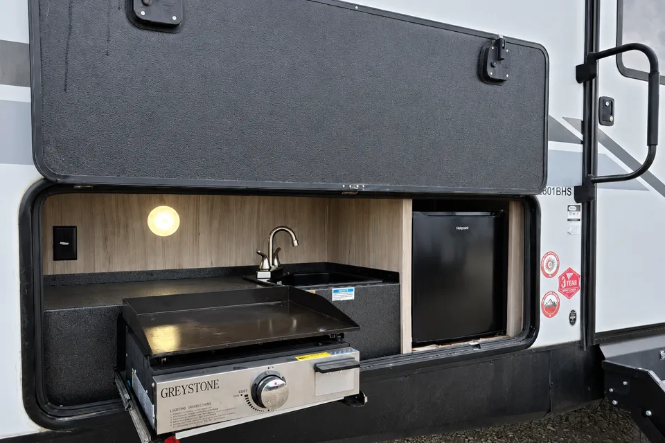 Luxury Camping Made Easy | Winnebago 2801BHS
