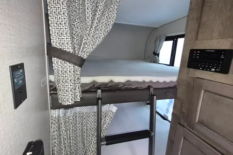 Venture Sonic x 211vdbx Travel Trailer
