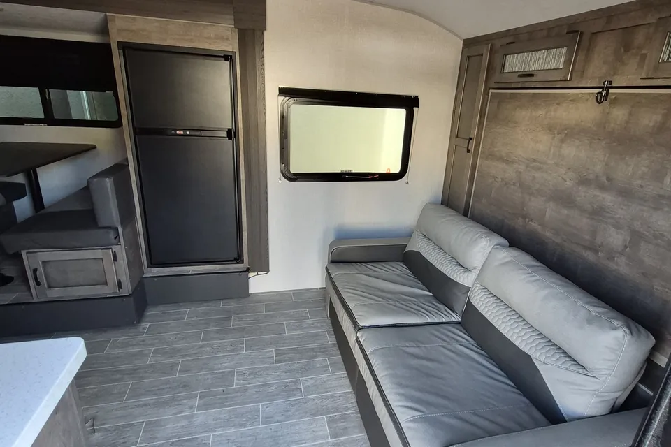Venture Sonic x 211vdbx Travel Trailer
