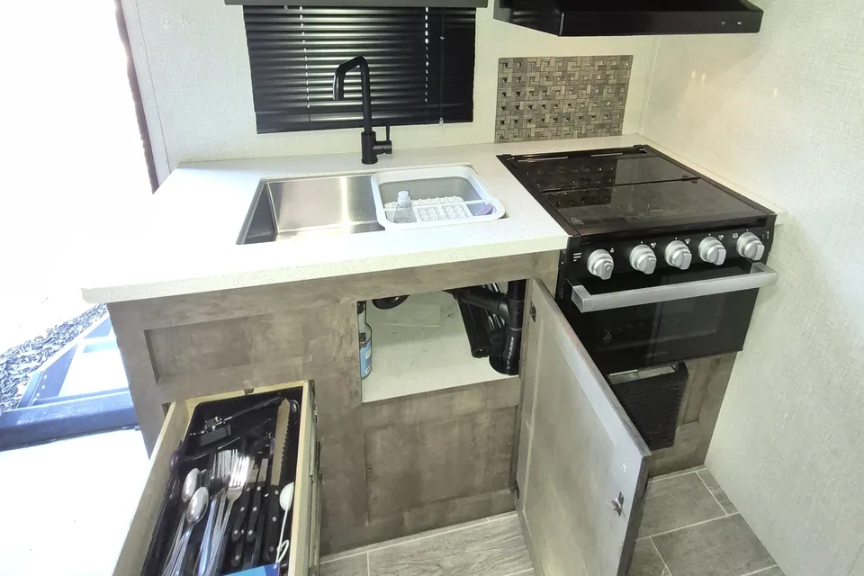 Venture Sonic x 211vdbx Travel Trailer