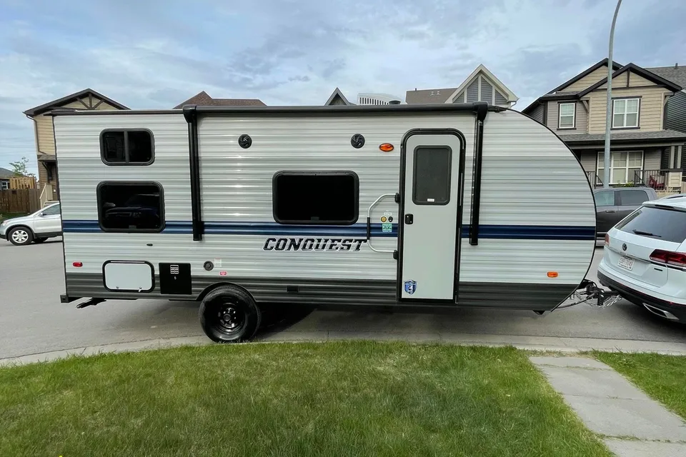 Light Family Trailer • Tows w/ SUV • Sleeps 6