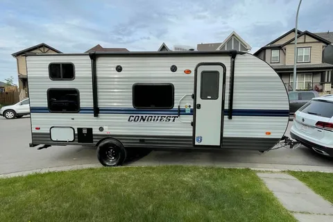 Light Family Trailer • Tows w/ SUV • Sleeps 6