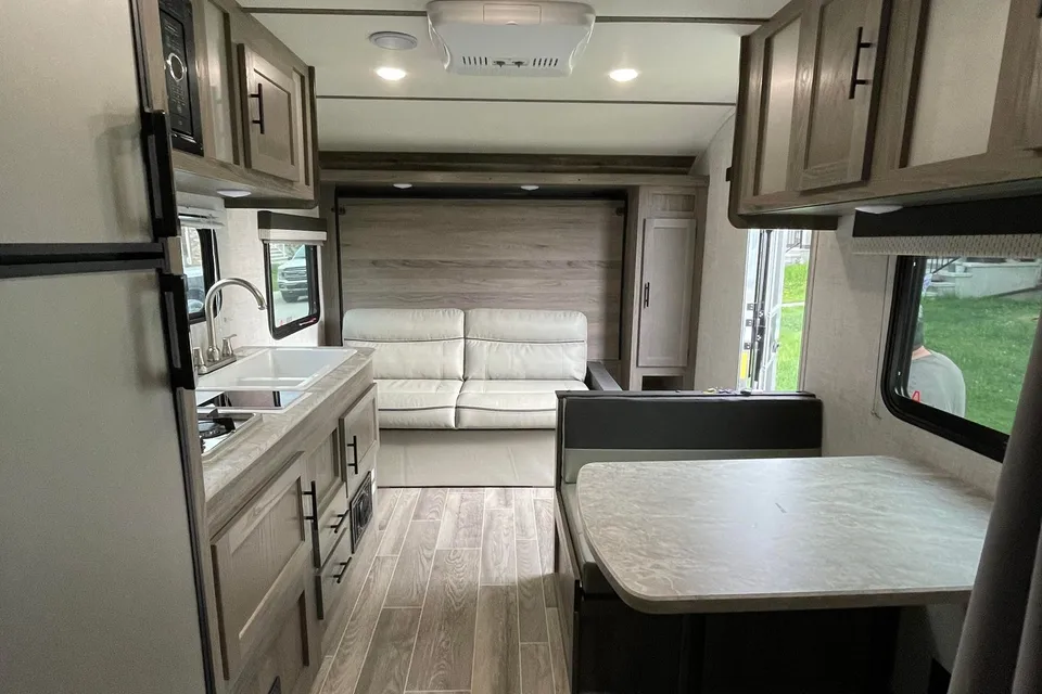 Light Family Trailer • Tows w/ SUV • Sleeps 6