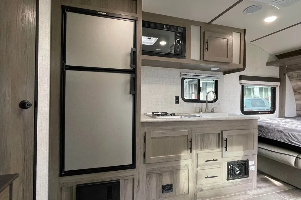 Light Family Trailer • Tows w/ SUV • Sleeps 6