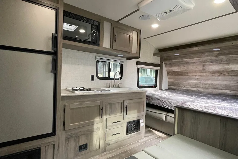 Light Family Trailer • Tows w/ SUV • Sleeps 6