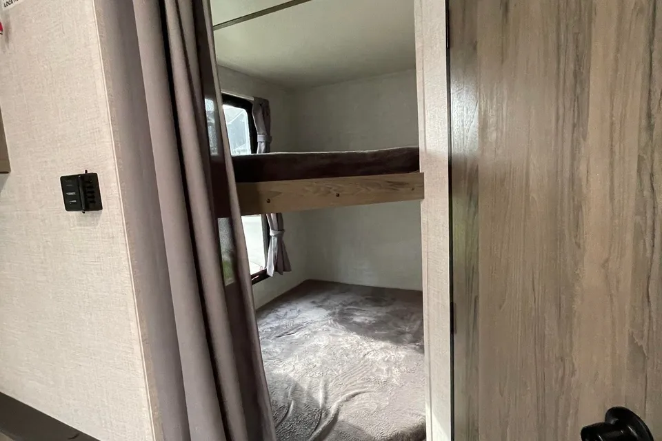 Light Family Trailer • Tows w/ SUV • Sleeps 6