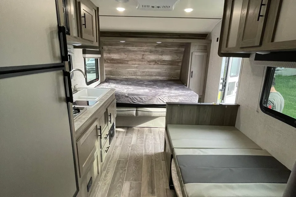 Light Family Trailer • Tows w/ SUV • Sleeps 6