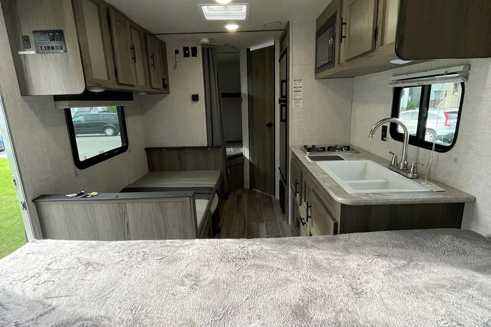 Light Family Trailer • Tows w/ SUV • Sleeps 6