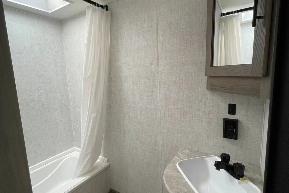 Light Family Trailer • Tows w/ SUV • Sleeps 6
