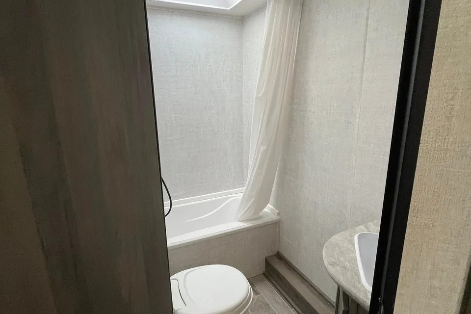 Light Family Trailer • Tows w/ SUV • Sleeps 6