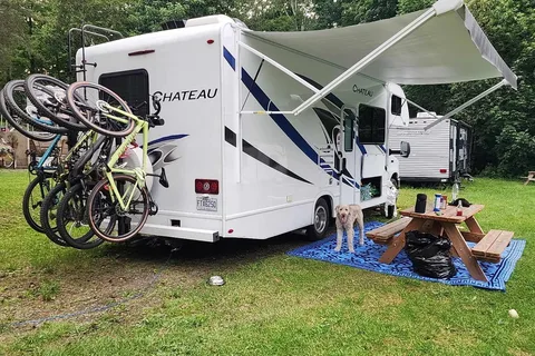La Vie de Chateau / Castle Life (Thor Motor Coach Chateau 26B Class C)