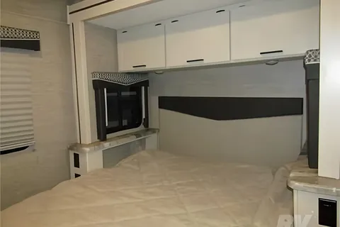 La Vie de Chateau / Castle Life (Thor Motor Coach Chateau 26B Class C)