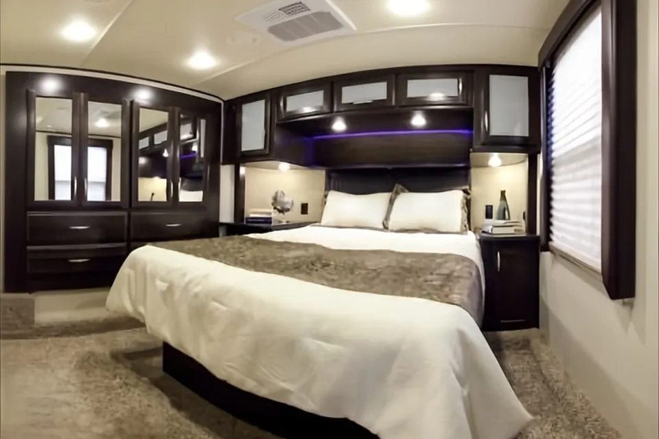 Luxury 40' Grand Design Momentum 351M