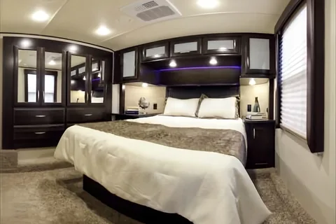 Luxury 40' Grand Design Momentum 351M