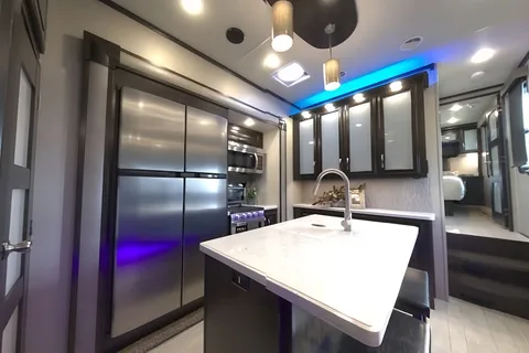 Luxury 40' Grand Design Momentum 351M