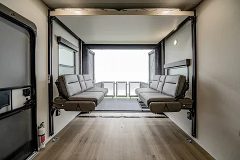 Luxury 40' Grand Design Momentum 351M