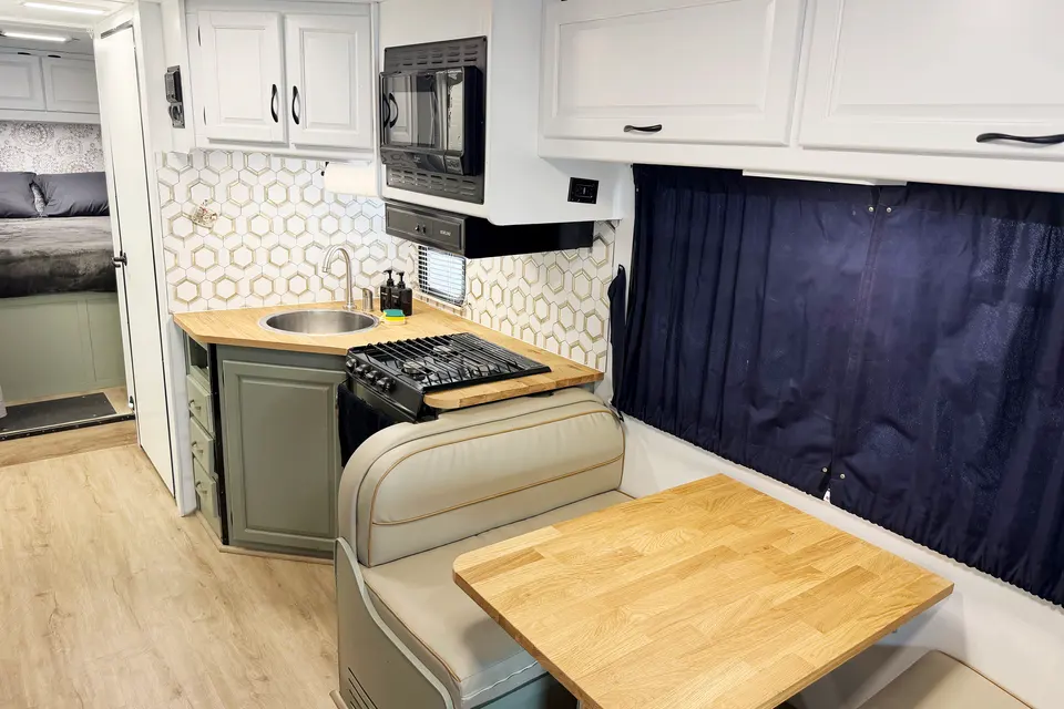 (#2) Las Vegas RV | Sleeps 6 | Festival Ready | Fully Stocked