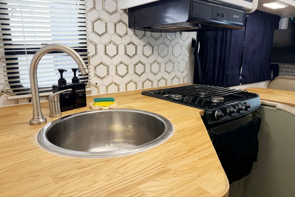 (#2) Las Vegas RV | Sleeps 6 | Festival Ready | Fully Stocked