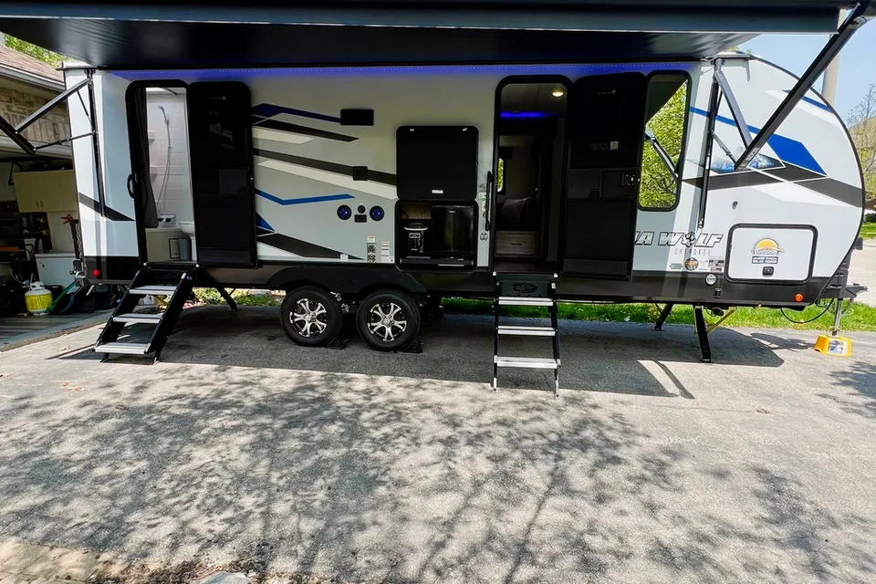Stan & Kristi’s Alpha Wolf 23DBH-L Travel Trailer