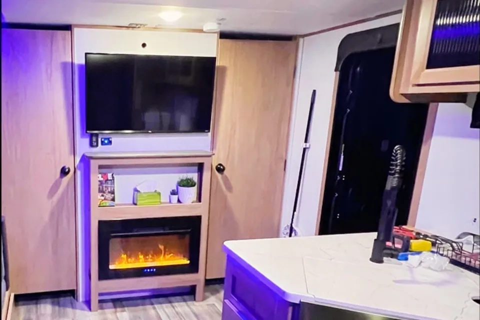 Stan & Kristi’s Alpha Wolf 23DBH-L Travel Trailer