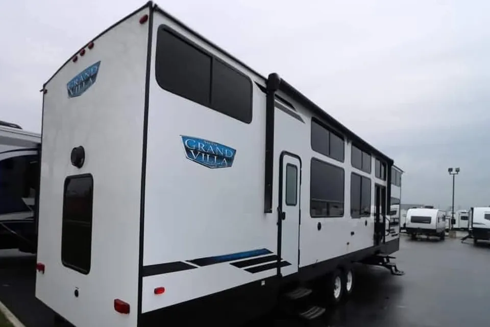 The Roaming RV Cottage