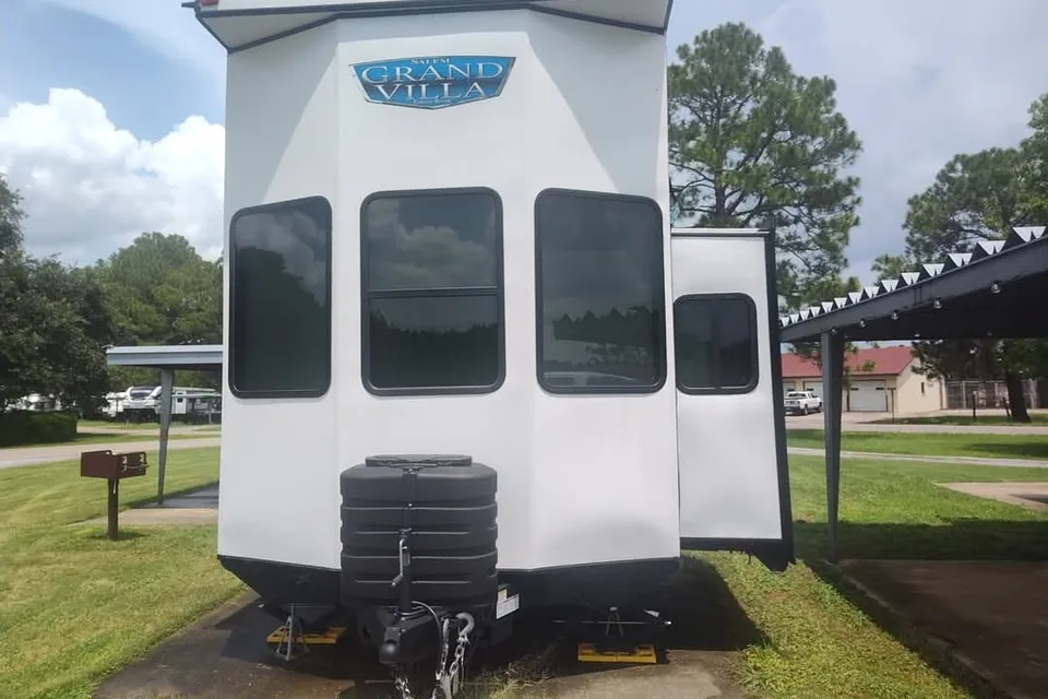 The Roaming RV Cottage
