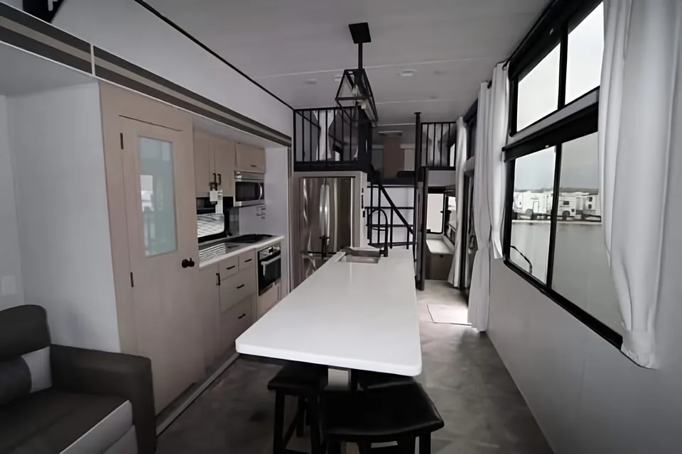 The Roaming RV Cottage