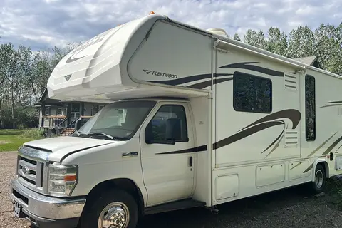 Fleet #C11 Slideouts Class C – 4 adults + 3 kids