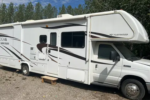 Fleet #C11 Slideouts Class C – 4 adults + 3 kids