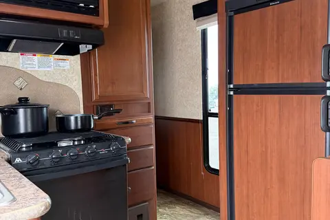Fleet #C11 Slideouts Class C – 4 adults + 3 kids