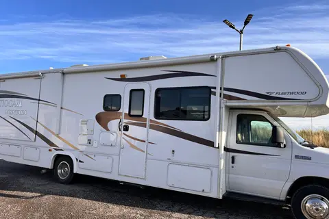 Fleet #C11 Slideouts Class C – 4 adults + 3 kids