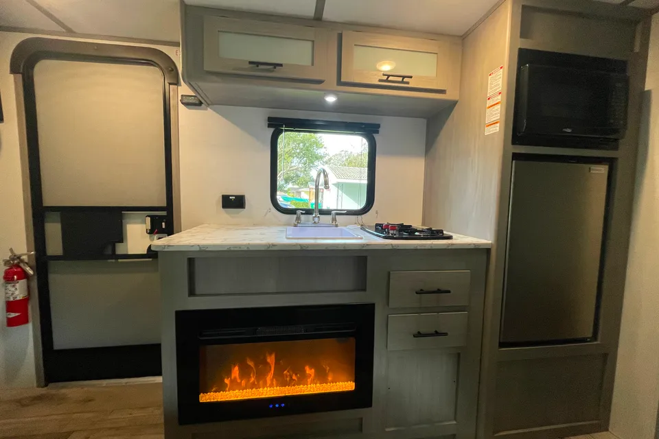 Your Gateway to Unforgettable Adventures! Coleman LANTERN LT 17B Travel Trailer