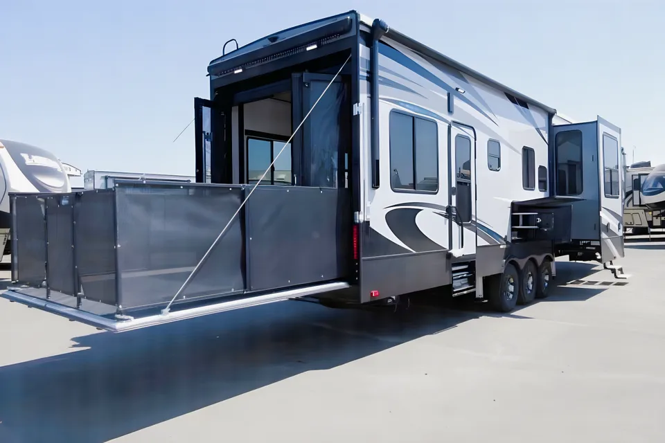 George's Cyclone Fifth Wheel Delivered only
