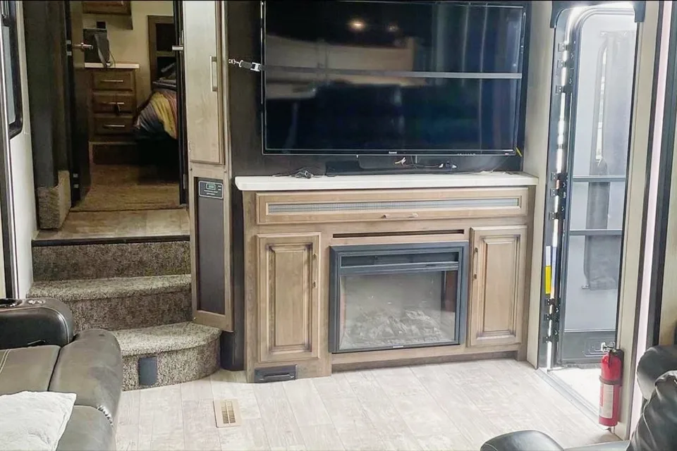 George's Cyclone Fifth Wheel Delivered only