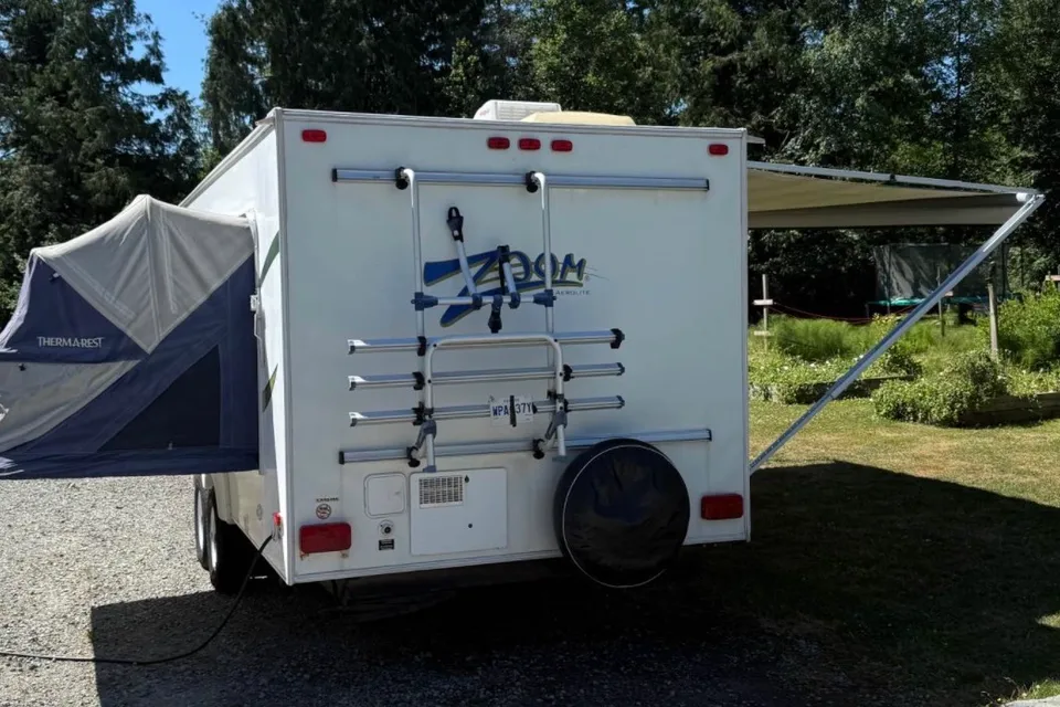 Zoom Aerolite Hybrid Travel Trailer