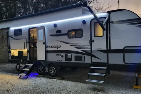 2022 Jayco Jay Feather 24BH Travel Trailer (Family Friendly Trailer)