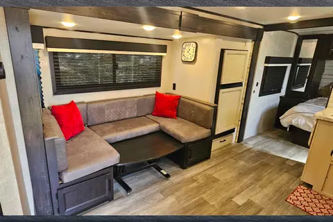 2022 Jayco Jay Feather 24BH Travel Trailer (Family Friendly Trailer)