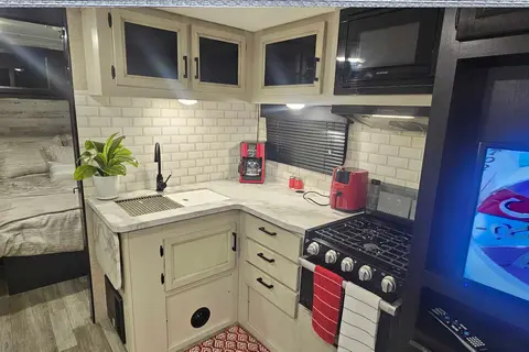 2022 Jayco Jay Feather 24BH Travel Trailer (Family Friendly Trailer)