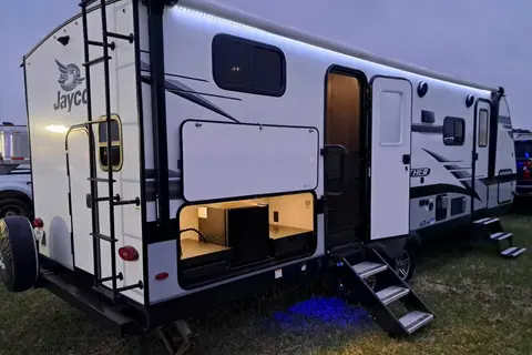 2022 Jayco Jay Feather 24BH Travel Trailer (Family Friendly Trailer)