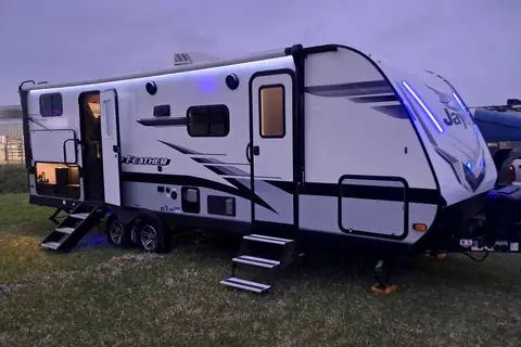 2022 Jayco Jay Feather 24BH Travel Trailer (Family Friendly Trailer)