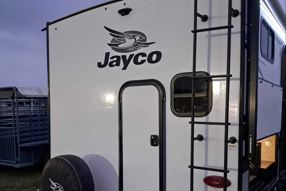 2022 Jayco Jay Feather 24BH Travel Trailer (Family Friendly Trailer)